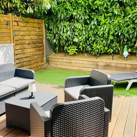 With Warm And Refined Garden * Λα Ροσέλ