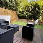Апартаменты With Warm And Refined Garden Ла-Рошель