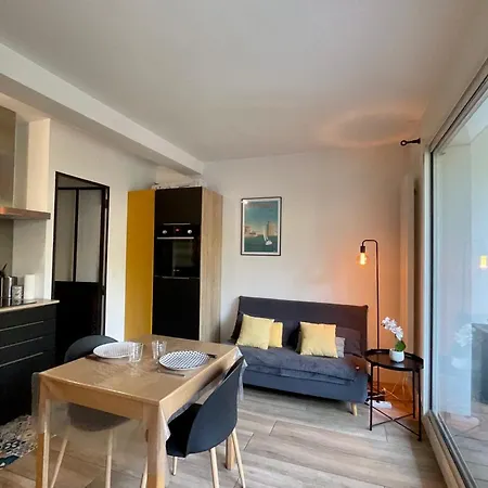 With Warm And Refined Garden * La Rochelle (Charente-Maritime)