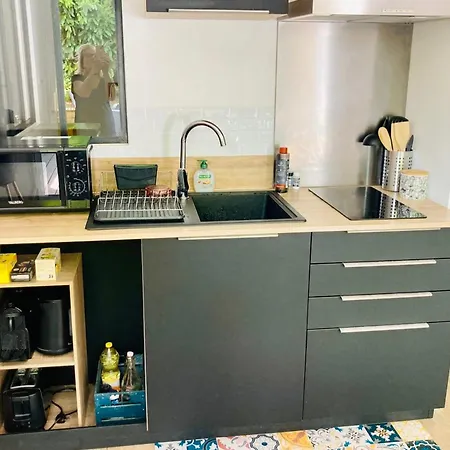 With Warm And Refined Garden Appartement