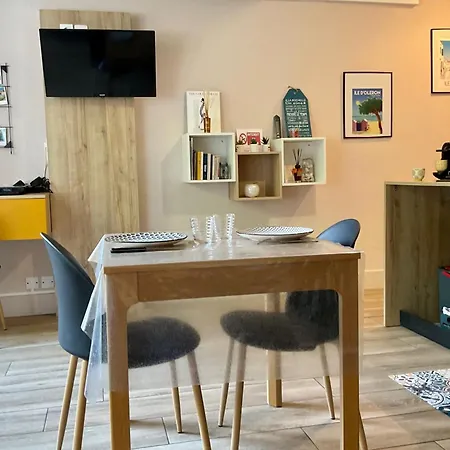 With Warm And Refined Garden Appartement