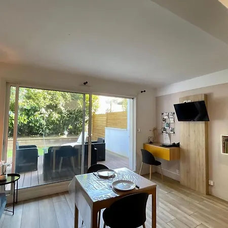 With Warm And Refined Garden Appartement *