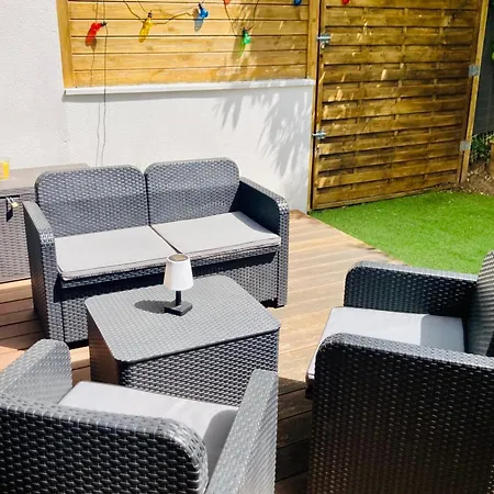 With Warm And Refined Garden * La Rochelle (Charente-Maritime)