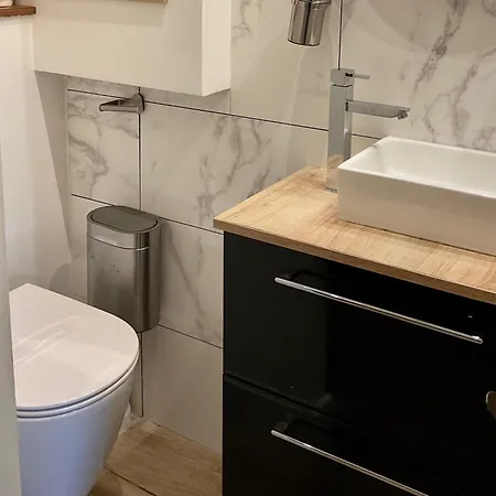 Apartament With Warm And Refined Garden